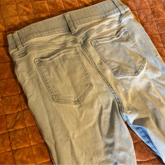 Spanx Flare Jeans in Light Wash MEDIUM Tall/Long - Picture 10 of 14